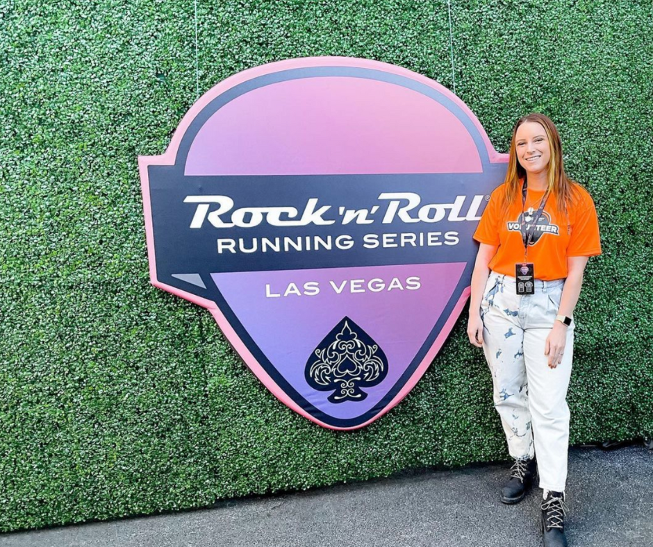 girl volunteering at rock'n'roll marathon 